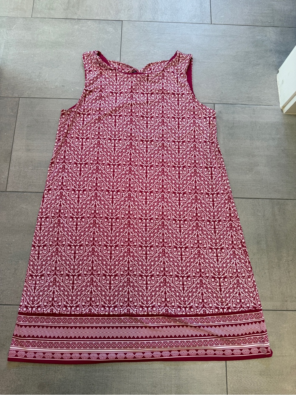 NWOT Sleeveless Red Patterned Shift Dress w fun pattern & great crisscross back